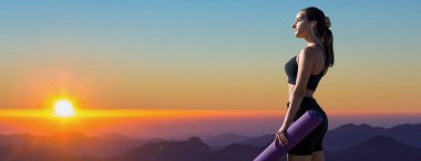 Spor giyimli, yılan derisi baskılı genç ve zayıf bir atletik kız bir takım egzersizler yapıyor. Fitness ve sağlıklı yaşam tarzı.