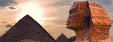 Büyük Mısır piramitlerinin arka planına karşı Sfenks. Afrika, Giza Platosu.