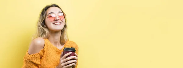 Mulher Glamour Óculos Uma Camisola Laranja Com Uma Bebida Café — Fotografia de Stock