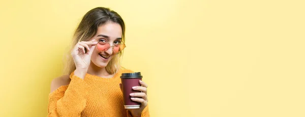 Glamor Szemüvegben Narancssárga Pulóverben Egy Csésze Kávéval Sárga Alapon — Stock Fotó