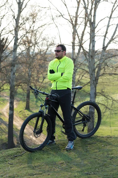Cyklist Byxor Och Grön Jacka Modern Kolhård Cykel Med Luftfjädringsgaffel — Stockfoto