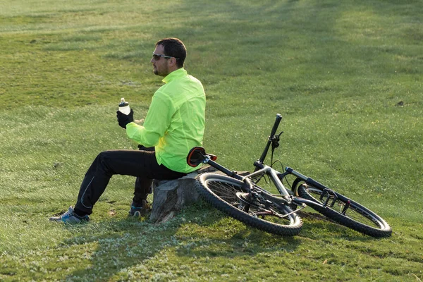 Ciclista Pantaloni Giacca Verde Una Moderna Bici Hardtail Carbonio Con — Foto Stock