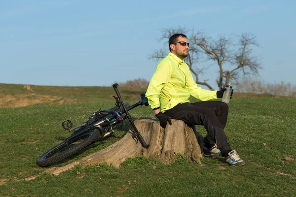 Radfahrer Hose Und Grüner Jacke Auf Einem Modernen Carbon Hardtail — Stockfoto