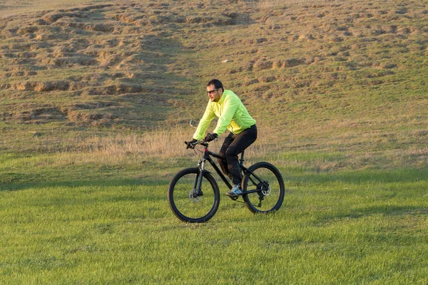 Cycliste Pantalon Veste Verte Sur Vélo Queue Dure Carbone Moderne — Photo
