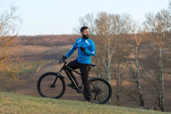 Rowerzysta Spodniach Kurtce Polarnej Nowoczesnym Rowerze Węglem Widelcem Pneumatycznym Facet — Zdjęcie stockowe