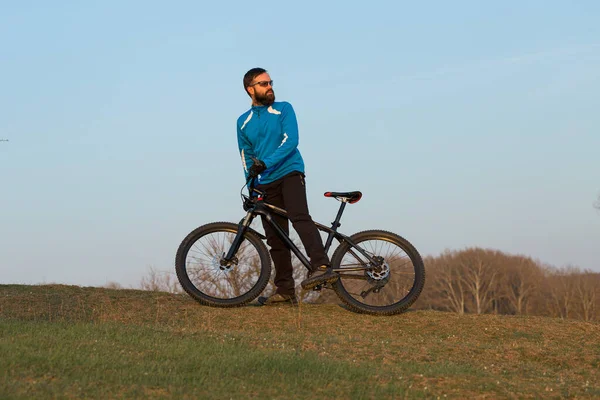 Cyklista Kalhotách Fleece Bundě Moderním Karbonovém Kole Vidlicí Vzduchového Odpružení — Stock fotografie