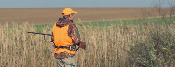 Man Gun His Hands Orange Vest Pheasant Hunt Wooded Area — Stock Photo, Image