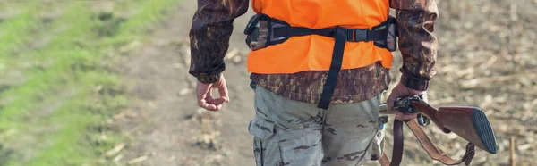 Homem Com Uma Arma Nas Mãos Colete Laranja Uma Caça — Fotografia de Stock