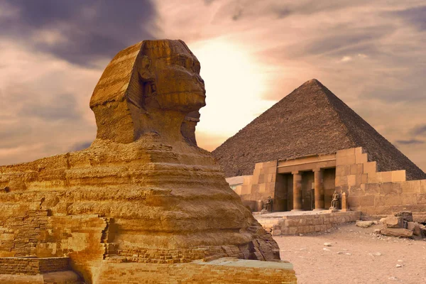 Esfinge Contra Telón Fondo Las Grandes Pirámides Egipcias África Meseta —  Fotos de Stock