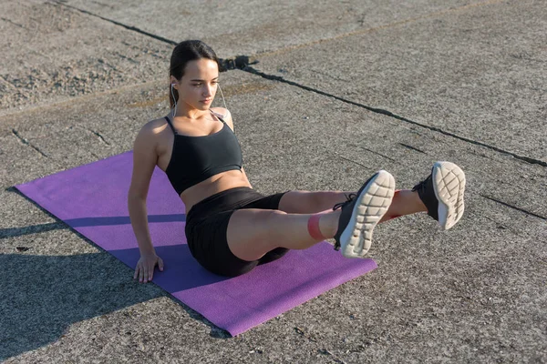 Young Slim Athletic Girl Sportswear Snakeskin Prints Performs Set Exercises — Stock Photo, Image