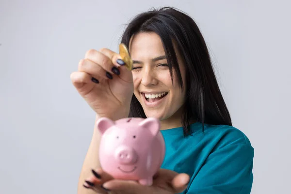 Chica Tiene Una Alcancía Rosa Una Moneda Sus Manos Concepto — Foto de Stock