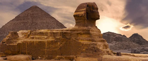 Esfinge Contra Telón Fondo Las Grandes Pirámides Egipcias África Meseta — Foto de Stock