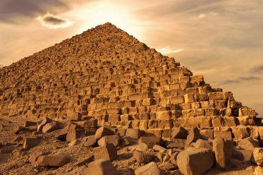 Kahire 'deki kum çölünde meşhur Giza Piramitleri.
