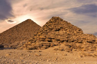 Kahire 'deki kum çölünde meşhur Giza Piramitleri.