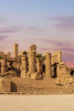 Mısır 'daki Karnak Tapınağı' nın kalıntıları (Teb). Dünyanın en büyük antik tapınak kompleksi. UNESCO Dünya Mirası.