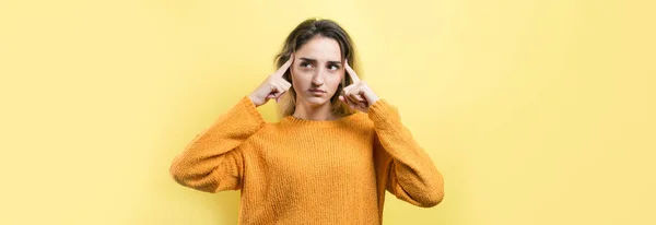 Retrato Una Hermosa Chica Suéter Naranja Mira Lado Con Expresión —  Fotos de Stock