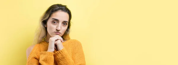 Retrato Uma Menina Bonita Uma Camisola Laranja Olha Para Lado — Fotografia de Stock