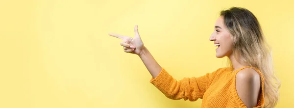 Felice Giovane Femmina Caucasica Maglione Arancione Che Punta Dita Lontano — Foto Stock