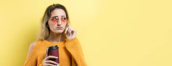 Glamour Frau Brille Orangefarbenem Pullover Mit Einem Getränk Kaffee Auf — Stockfoto