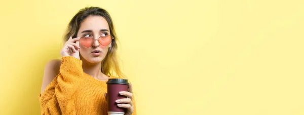 Glamour Frau Brille Orangefarbenem Pullover Mit Einem Getränk Kaffee Auf — Stockfoto