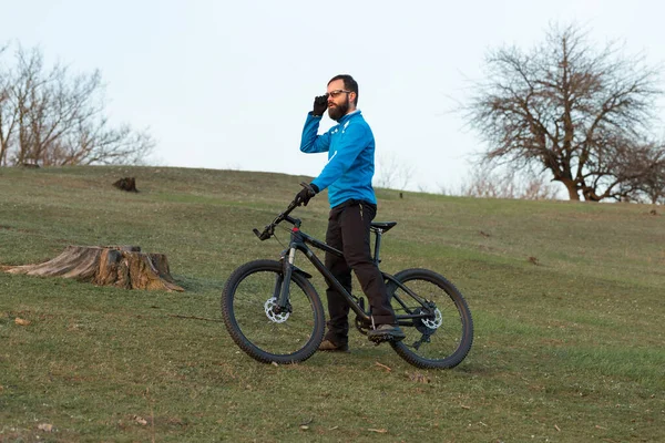 Cyklista Kalhotách Fleece Bundě Moderním Karbonovém Kole Vidlicí Vzduchového Odpružení — Stock fotografie