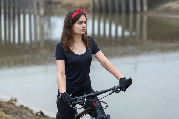 Chica Una Bicicleta Montaña Campo Abierto Hermoso Retrato Ciclista Tiempo — Foto de Stock