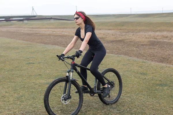 Mädchen Auf Einem Mountainbike Gelände Schönes Porträt Eines Radfahrers Bei — Stockfoto