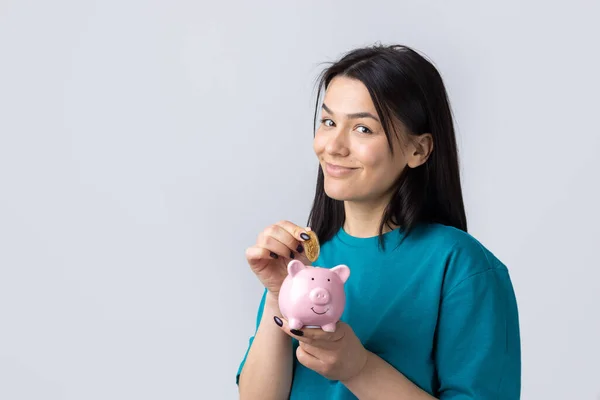 Chica Tiene Una Alcancía Rosa Una Moneda Sus Manos Concepto — Foto de Stock