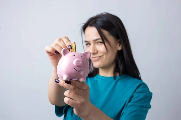 Chica Tiene Una Alcancía Rosa Una Moneda Sus Manos Concepto — Foto de Stock