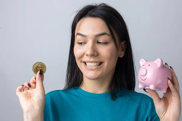 소녀는 분홍색 저금통과 동전을 이라는 — 스톡 사진