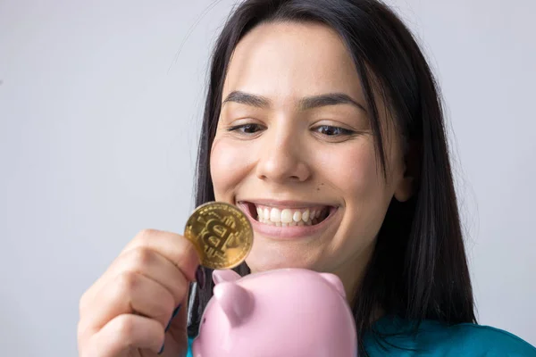 Ragazza Tiene Mano Salvadanaio Rosa Una Moneta Concetto Ricchezza Accumulazione — Foto Stock