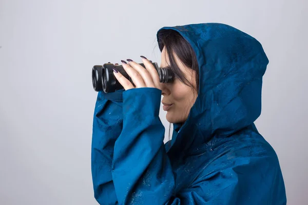 Une Touriste Imperméable Bleu Tient Des Jumelles Dans Ses Mains — Photo