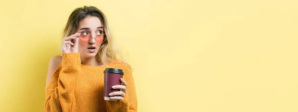 Glamor Kobieta Okularach Pomarańczowym Swetrze Napojem Kawy Żółtym Tle — Zdjęcie stockowe