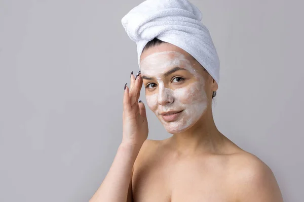 Retrato Beleza Mulher Toalha Branca Cabeça Aplica Creme Para Rosto — Fotografia de Stock