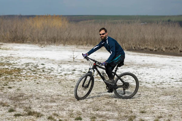 Radfahrer Hose Und Fleecejacke Auf Einem Modernen Carbon Hardtail Fahrrad — Stockfoto