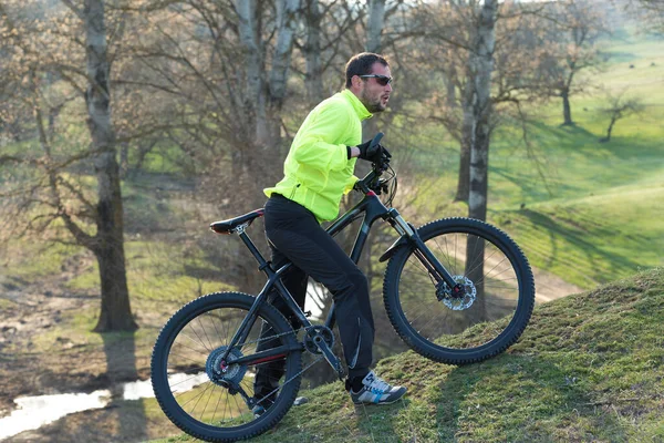 바지와 자켓을 사이클 리스트에 현가장치 포크가 자전거 남자는 자전거를 — 스톡 사진
