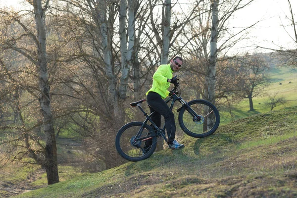 Cyklist Byxor Och Grön Jacka Modern Kolhård Cykel Med Luftfjädringsgaffel — Stockfoto
