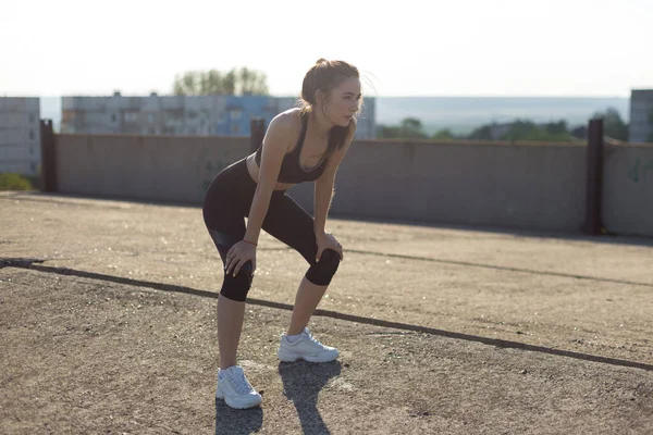 Een Jong Slank Atletisch Meisje Sportkleding Met Slangenhuid Prints Voert — Stockfoto