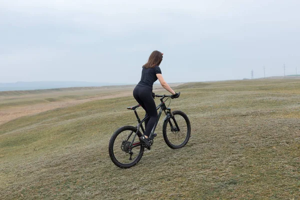 Chica Una Bicicleta Montaña Campo Abierto Hermoso Retrato Ciclista Tiempo —  Fotos de Stock