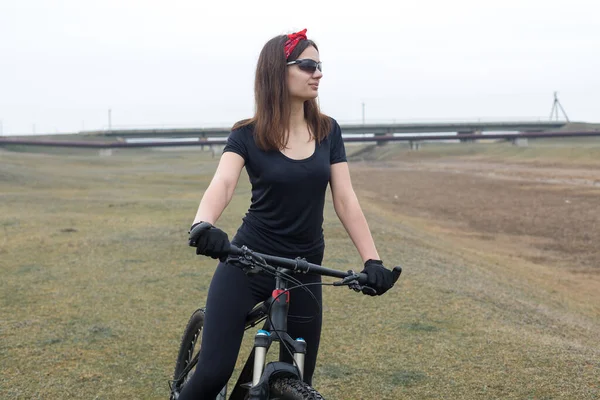 Chica Una Bicicleta Montaña Campo Abierto Hermoso Retrato Ciclista Tiempo — Foto de Stock