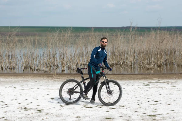 Radfahrer Hose Und Fleecejacke Auf Einem Modernen Carbon Hardtail Fahrrad — Stockfoto