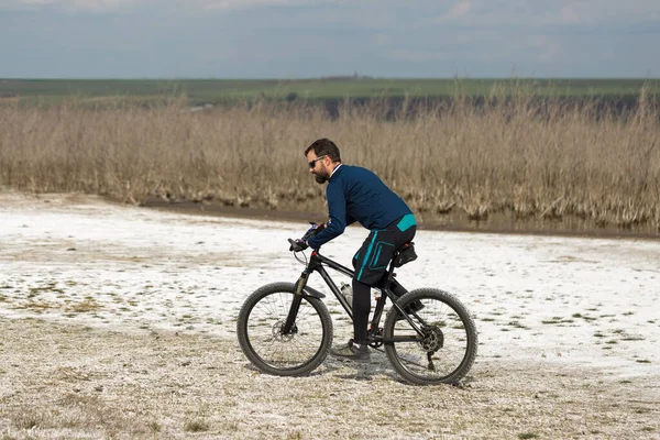 Ciclista Pantalones Chaqueta Polar Una Moderna Bicicleta Rígida Carbono Con —  Fotos de Stock