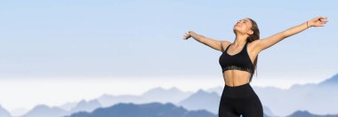 Zayıf bir atletik kız, sabahın erken saatlerinde dağların arka planında ders arasında mola verir. Sessizliğin ve özgürlüğün tadını çıkarır..