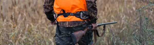 Jäger Mit Gewehr Und Hund Auf Den Ersten Schnee Der — Stockfoto