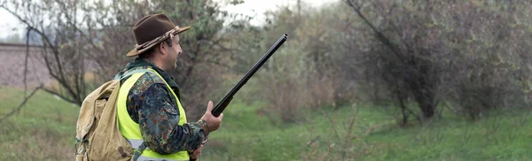 Vadászati Időszak Őszi Szezon Nyitva Egy Vadász Fegyverrel Kezében Aki — Stock Fotó