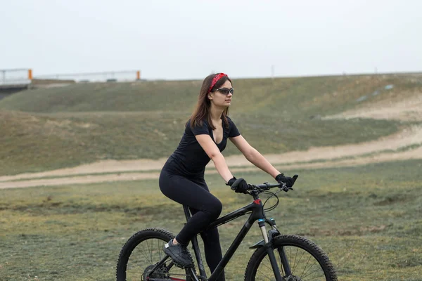 Menina Uma Bicicleta Montanha Offroad Belo Retrato Ciclista Tempo Chuvoso — Fotografia de Stock