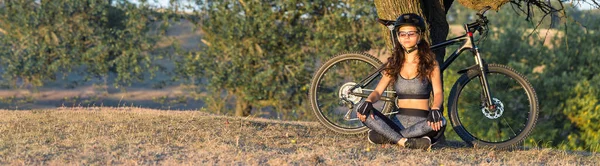 Κορίτσι Ένα Ποδήλατο Βουνού Offroad Όμορφο Πορτρέτο Ενός Ποδηλάτη Στο — Φωτογραφία Αρχείου