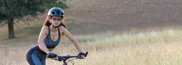 Dziewczyna Rowerze Górskim Offroad Piękny Portret Rowerzysty Zachodzie Słońca Fitness — Zdjęcie stockowe