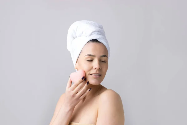Piękny Portret Kobiety Białym Ręczniku Głowie Gąbką Ciało Świetle Różowego — Zdjęcie stockowe