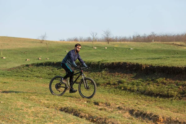 Ποδηλάτης Σορτς Και Φανέλα Ένα Σύγχρονο Carbon Hardtail Ποδήλατο Ένα — Φωτογραφία Αρχείου